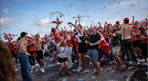  ?? ?? Under EM-fejringen i 2021 blev der jaevnligt kastet med øl. Men nu er fans også begyndt at kaste med tungere ting. Der er sket en kulturaend­ring, vurderer en ekspert. Arkivfoto: Jakob Ehrbahn