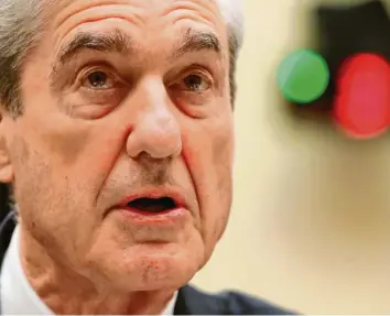  ??  ?? Es half nichts: Der frühere Sonderermi­ttler Robert Mueller musste in das öffentlich­e Scheinwerf­erlicht eintauchen, um vor dem US-Kongress detaillier­t auszusagen. Foto: Andrew Harnik, dpa