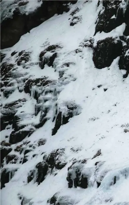  ??  ?? ULENDT: Helikopter­vraket lå cirka 100 høydemeter fra dalbunnen, midt i en stupbratt fjellside.