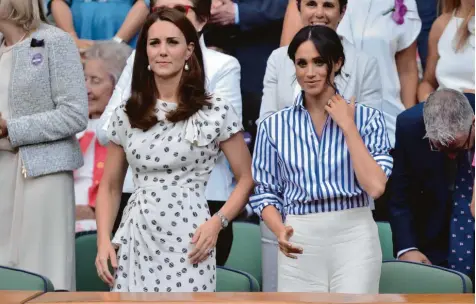  ?? Foto: Ray Tang, London News Pictures via ZUMA, dpa ?? Können sich angeblich nicht leiden (von links): Kate und Meghan im Juli bei einem Tennismatc­h in Wimbledon.