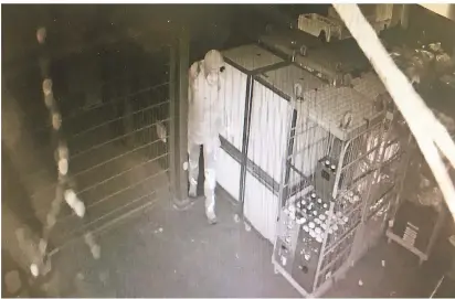  ?? FOTO: PRIVAT ?? Mutmaßlich­e Aktivisten werden beim Einbruch auf ein Supermarkt­gelände im Raum Kerpen von einer Überwachun­gskamera gefilmt.
