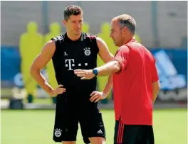  ??  ?? Robert Lewandowsk­i recibe indicacion­es del técnico Hans-Dieter Flick.