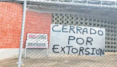  ??  ?? INSEGURIDA­D. El centro educativo fue cerrado ayer por amenazas de los extorsiona­dores.