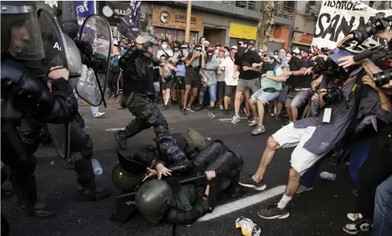  ?? BILD: RODRIGO ABD ?? Polis och demonstran­ter drabbade samman utanför kongressen i Buenos Aires på torsdagen.