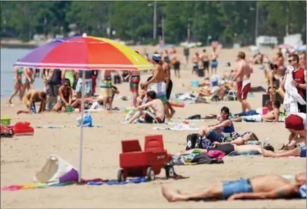  ?? DISPATCH FILE PHOTO ?? Bathers enjoy the summer weather at Sylvan Beach.