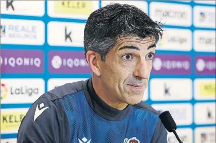  ?? FOTO: REAL SOCIEDAD ?? Imanol Alguacil dibuja un rostro muy expresivo mientras escucha una pregunta durante su rueda de prensa telemática de ayer