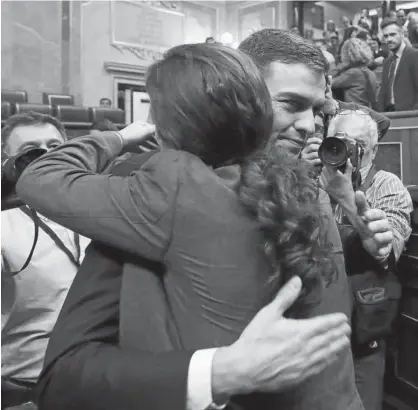  ?? Foto: Efe ?? Pedro Sánchez saluda al líder de Podemos, Pablo Iglesias (de espaldas), tras el debate de la moción.