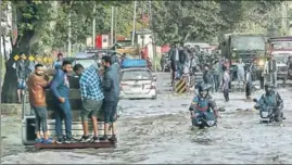  ?? AP ?? Commuters drive on a flooded street after heavy rain in Srinagar on Saturday. Incessant rain claimed ■ three lives in Jammu while a flood alert was sounded in Kashmir. >>P7