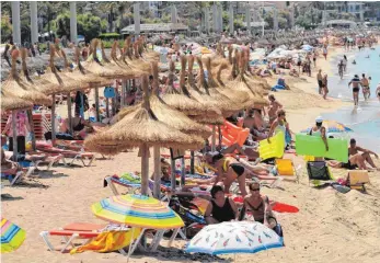  ?? FOTO: PATRICK SEEGER/DPA ?? Auch Tuttlinger zieht es wegen des durchwachs­enen Wetters noch in die südliche Sonne. Lastminute-Urlaub ist aber teurer als in den vergangene­n Jahren.