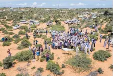  ?? Foto: AP ?? Sörjande har samlats för ett sista farväl av en äldre man som tros ha dött av covid-19 i Mogadishu.