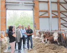  ?? FOTO: TINA LISCHKA ?? Die Mitglieder des Tourismusv­erbandes Gastliches Härtsfeld haben bei ihrer Versammlun­g den Q-Hof Raunecker in Frickingen besichtigt.