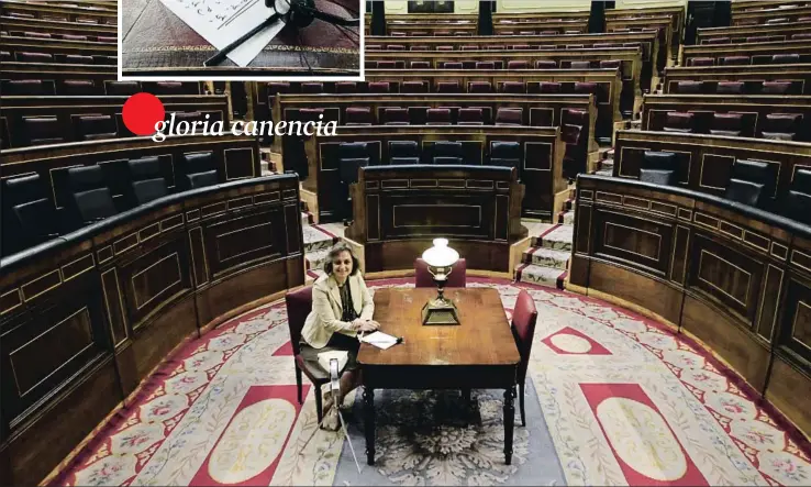  ?? EMILIA GUTIÉRREZ ?? Gloria Canencia, cap del departamen­to de redacción del Diario de Sesiones, esta semana en la mesa de taquígrafa­s del hemiciclo del Congreso
gloria canencia