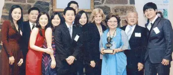  ??  ?? Rosalind receives the prestigiou­s Pearl S. Buck ‘Woman of the Year’ award in 2009, then becoming only the 27th woman to receive the award. With her are (from left) Audrey Wee, Norman Wee, Dimples Wee, Heidi Gloria Maris W. Gregorio, Francis Wee, John...