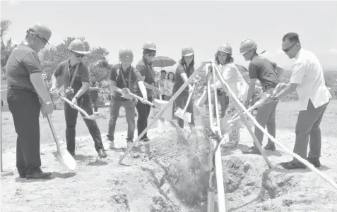  ?? REJANE M. PANOLIN, NORSU MASSCOM INTERN ?? Sterlingla­nd Residences and Developmen­t Inc. executives led by president and CEO Marilou A. Padilla and Chairman of the Board Eduardo G. Padilla (3rd and 2nd from right, respective­ly) officiate the groundbrea­king of Minglanill­a Highlands in Brgy....