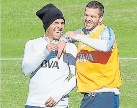  ?? J. SANCHEZ ?? Sonrisas. Tevez y Gago se divierten en el entrenamie­nto.