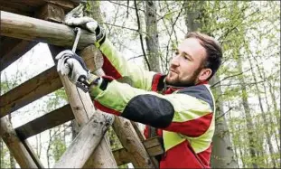  ??  ?? Waldarbeit­er Sven Mönch repariert eine von  Jagdkanzel­n im Possenwald. Vandalen hatten den Hochsitz umgekippt. Schäden gibt es aber auch immer wieder durch den normalen Verfall.