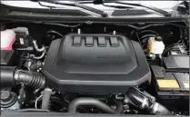  ??  ?? Le lourd capot dévoile un moteur essence de 2,4 l et de 210 ch, ce bloc Mitsubishi partage des éléments avec le moteur de la Lancer EVO.