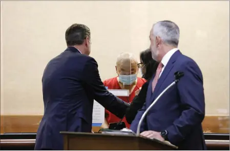  ?? DAVID G. MCINTYRE/ZUMA PRESS/POOL ?? Chunli Zhao, center, appears for a plea hearing with his defense attorneys, Eric Hove, left, and Jonathan McDougall, right, at the San Mateo County Hall of Justice in Redwood City on Thursday. Zhao entered a plea of not guilty and has been charged with seven counts of murder and one count of attempted murder.