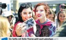  ?? GETTY ?? Ein Selfie mit Bella Thorne geht auch günstiger. Video: Nikki Blonsky grüsst 20-Minuten-leser auf 20min.ch