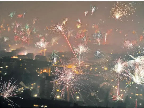  ?? FOTO: BARBARA ZABKA ?? An Silvester dürften in diesem Jahr wieder mehr Raketen in den Himmel steigen.