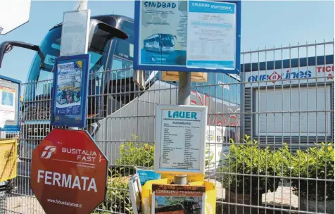  ?? Foto: Annette Zoepf ?? Ein paar Schilder, ein Drahtzaun und ein Container mit Kiosk: Das ist der Augsburger Fernbus-Bahnhof. Die Bürger, die ihn nutzen, ärgern sich über fehlende Sitzgelege­nheiten und Wartehäusc­hen.