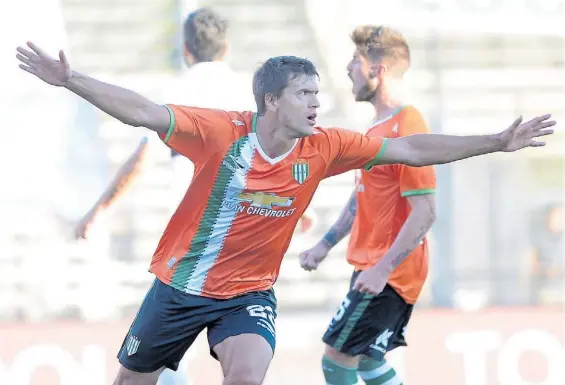  ?? FOTOBAIRES ?? El primero. Renato Civelli empieza a celebrar su gol, el primero de Banfield, tras aporvechar un rebote en el palo. Detrás, grita Matheu,