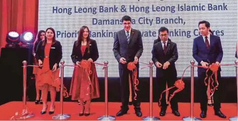  ?? PIC BY HAFIZ SOHAIMI ?? Hong Leong Bank Bhd Group managing director and chief executive officer Domenic Fuda (centre) officiatin­g at the opening of the bank’s Damansara City branch in Kuala Lumpur yesterday. With him are Hong Leong Islamic Bank chief executive officer Jasani...