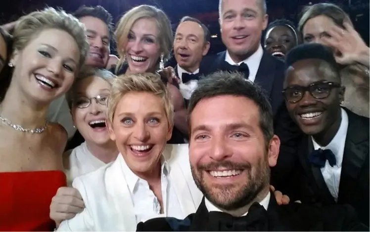  ?? ellen DegenereS ?? Ellen DeGeneres (centro) organizó al grupo de celebridad­es y fue Bradley Cooper quien se encargó de tomar la fotografía.