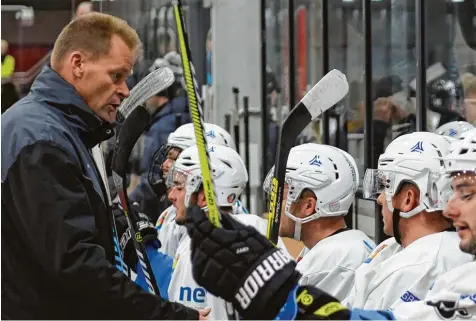  ?? Foto: Ernst Mayer ?? Die Mannschaft wird die gesteckten Ziele vermutlich verpassen, der Trainer muss gehen: Eishockey Landesligi­st ESV Burgau trennt sich von Thore Knopf (links, hier während des Heimspiels gegen Freising).