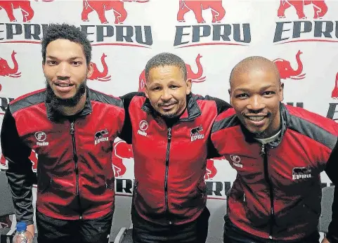  ?? Picture: GEORGE BYRON ?? HARD YARDS: EP Elephants coach Ryan Felix is flanked by Keanu Vers (left) and Andile Jho ahead of their opening SuperSport Rugby Challenge clash against Western Province on Sunday