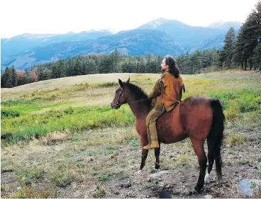  ?? — NEW PATHWAYS TO GOLD SOCIETY ?? Chief Cexpe’nthlEm, played by Joe Dunston of Lytton in the documentar­y Canyon War: The Untold Story.