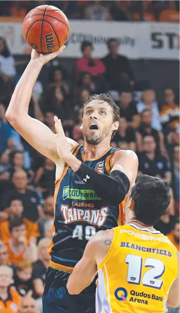  ?? Picture: GETTY IMAGES ?? STILL GOT IT: Veteran Taipan Alex Loughton, here taking a jump shot over Todd Blanchfiel­d of the Sydney Kings on Saturday, has impressed this season despite his advancing years.