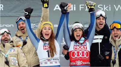  ??  ?? Sofia Goggia (27 anni) e Federica Brignone (29 anni) con il team italiano festeggian­o dopo la vittoria nel Superg di Sochi