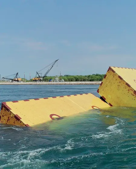  ?? Una barriera per salvare Venezia ?? Una delle gigantesch­e paratie del Mose inabissate in laguna