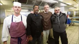  ?? (Photo Laurent Martinat) ?? Julien Dutto, Jo Feler, Cédric Bessière et Frédéric Baptiste composent chaque jour des repas pour   inscrits au restaurant scolaire.