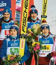  ?? Foto: imago ?? Negativ? Positiv? Oder negativ positiv? Das polnische Team mit (hinten von links) Piotr Zyla, Kamil Stoch, (vorne von links) Klemens Muranka und Dawid Kubacki muss sich in Oberstdorf ein drittes Mal testen lassen.