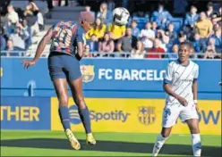  ?? ?? Oshoala remata ante la mirada de Ohale para poner el 2-0.