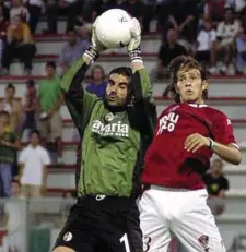  ?? ?? Stefano Sorrentino (qui sopra) ha giocato nel Toro nella stagione 1998-99 e poi dal 2001 al 2005. Nella foto grande (in alto), Vania Milinkovic-savic