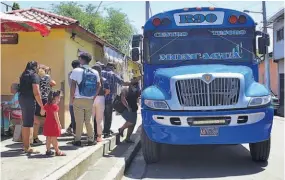  ??  ?? Temor. Los trabajador­es de la ruta dijeron sentir temor por otros posibles atentados. Se presume que el motivo del ataque fue el cobro de la extorsión.