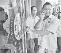  ?? — Gambar Bernama ?? BUKTI: Vernon menunjukka­n ‘thumb drive’ ke ngundan bukti pengawa salah ba Julau, maya ngelawa Indu Opis SPRM Sarawak, ditu, kemari.