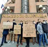  ??  ?? Proteste ieri dei giovani praticanti davanti al Tribunale