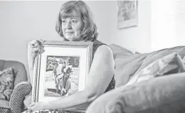  ?? TOM TINGLE/THE REPUBLIC ?? Shirley Fobke holds a photo taken on the day she married Army veteran Gene Spencer in 1997. Spencer battled cancer and received care from the Phoenix VA. He committed suicide in 2012.