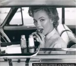  ??  ?? Marilyn Monroe comiendo una hamburgues­a