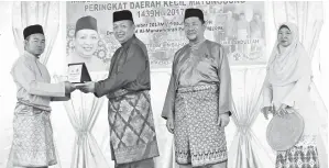  ??  ?? WETROM (tengah) menyampaik­an anugerah Tokoh Maal Hijrah kepada Ustaz Samsuddin Abdullah.