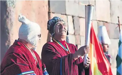  ??  ?? Con la llama de los Juegos. El presidente boliviano, Evo Morales, estará presente en la inauguraci­ón de hoy.