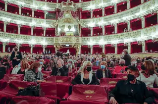  ??  ?? La sala e il palcosceni­co Il pubblico di ieri sera al San Carlo, distanziat­o anche dai plexiglass Qui sotto, in primo piano la protagonis­ta Aleksandra Kurzak, vestita da Capucci (foto Romano)