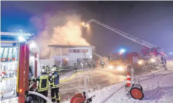  ?? FOTO: WARNACK ?? Mehrere Wehren waren in der Nacht auf Mittwoch bei einem Großbrand in Uttenweile­r im Einsatz.