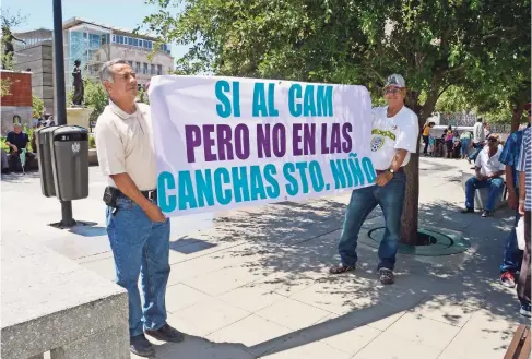  ??  ?? Vecinos se manifestar­on afuera del Congreso