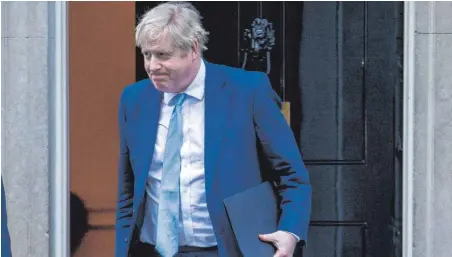  ?? FOTO: TAYFUN SALCI/IMAGO IMAGES ?? Premiermin­ister Boris Johnson verlässt seinen Sitz in der Downing Street 10: Im Parlament musste er sich dem Untersuchu­ngsbericht der Staatssekr­etärin Sue Gray stellen. Scharfe Kritiker meldeten sich auch aus den eigenen Reihen.