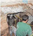  ?? FOTOS: STADT ERBACH ?? Ein Arbeiter presst eines der Bohrelemen­te unter dem Fundament in den Boden ein.